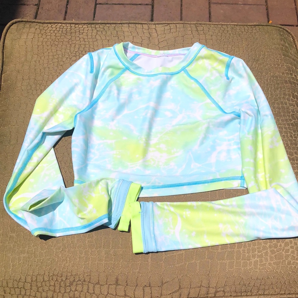 Ivivva Lululemon cropped rash guard top